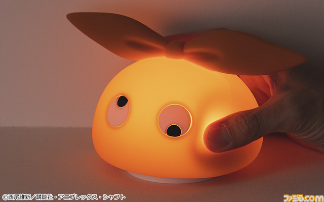 『物語シリーズ』八九寺真宵のリュックをイメージした布団収納袋などインテリア雑貨が登場。忍野忍のミニ扇風機、斧乃木余接のシリコンライトも販売