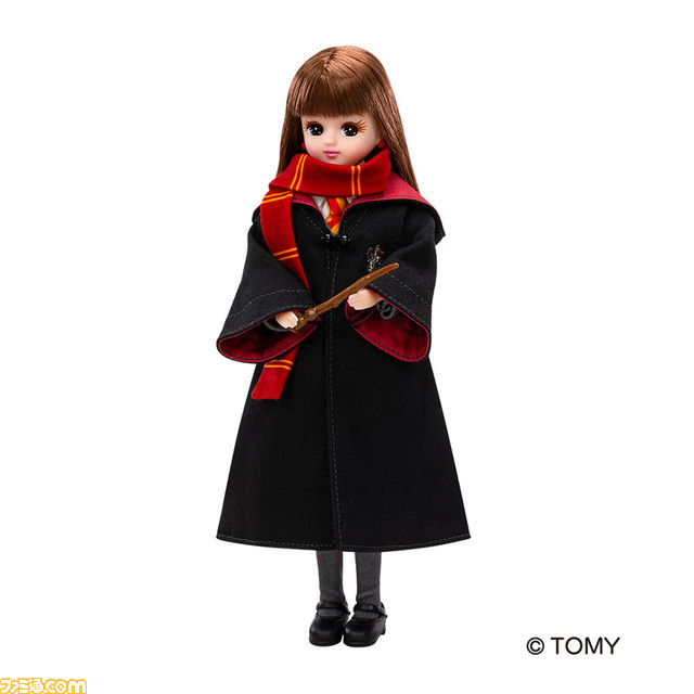 『ハリー・ポッター』ホグワーツの制服を着たリカちゃんが登場。メイクや髪型は寮ごとに異なる