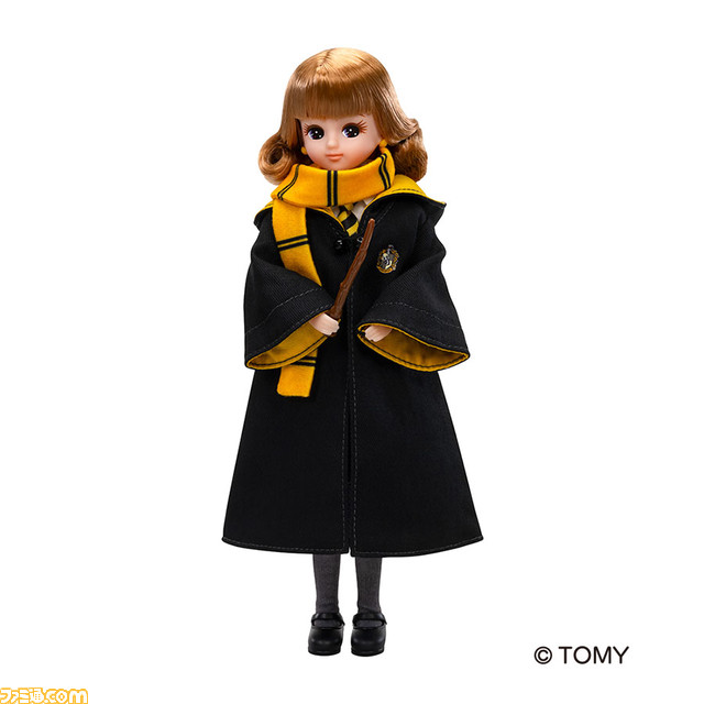 『ハリー・ポッター』ホグワーツの制服を着たリカちゃんが登場。メイクや髪型は寮ごとに異なる