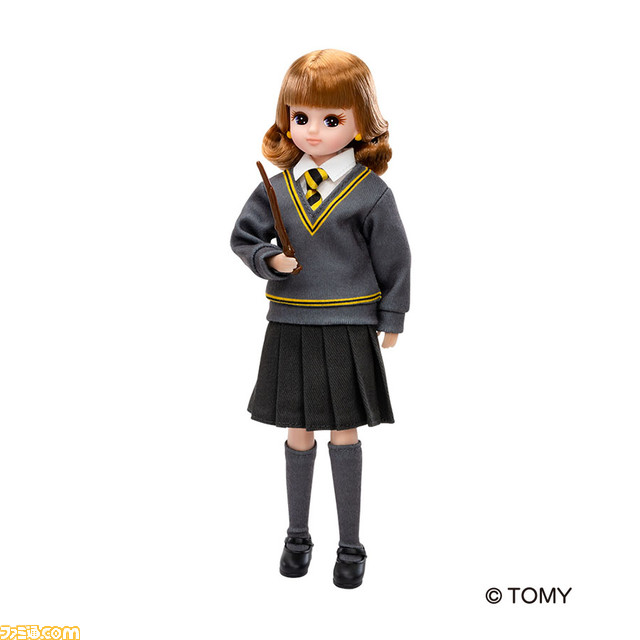 『ハリー・ポッター』ホグワーツの制服を着たリカちゃんが登場。メイクや髪型は寮ごとに異なる