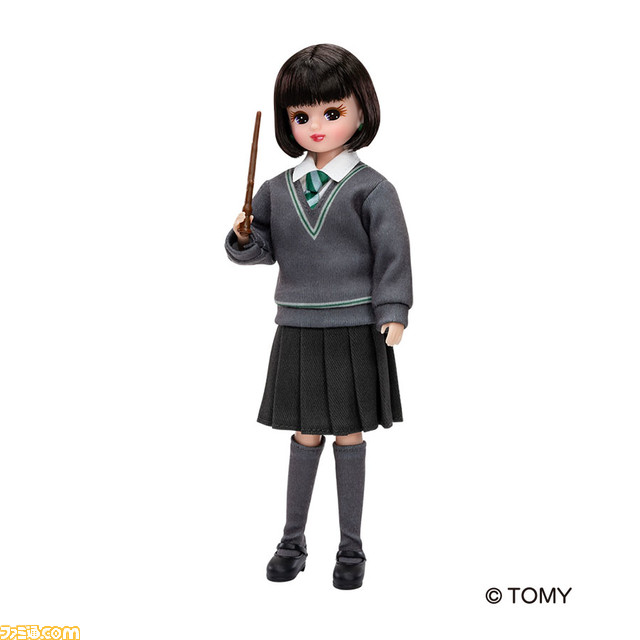 『ハリー・ポッター』ホグワーツの制服を着たリカちゃんが登場。メイクや髪型は寮ごとに異なる