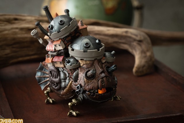 『ハウルの動く城』のあのお城が可動式フィギュアに。ちぐはぐな歩行を完全再現。お口からのぞくカルシファーがかわいい