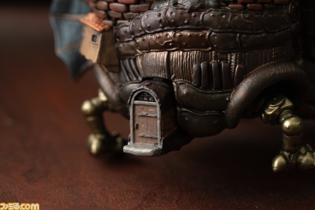 『ハウルの動く城』のあのお城が可動式フィギュアに。ちぐはぐな歩行を完全再現。お口からのぞくカルシファーがかわいい