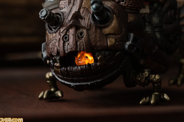 『ハウルの動く城』のあのお城が可動式フィギュアに。ちぐはぐな歩行を完全再現。お口からのぞくカルシファーがかわいい