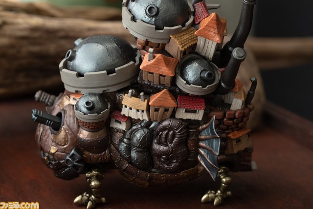 『ハウルの動く城』のあのお城が可動式フィギュアに。ちぐはぐな歩行を完全再現。お口からのぞくカルシファーがかわいい