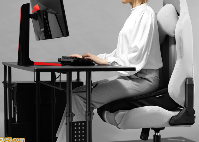 長時間作業に最適！ 傾斜しているゲーミング座布団が発売。骨盤を立てた座り姿勢をサポートする構造になっており、逆向きに使えば腰痛の原因となる”仙骨座り”の予防も