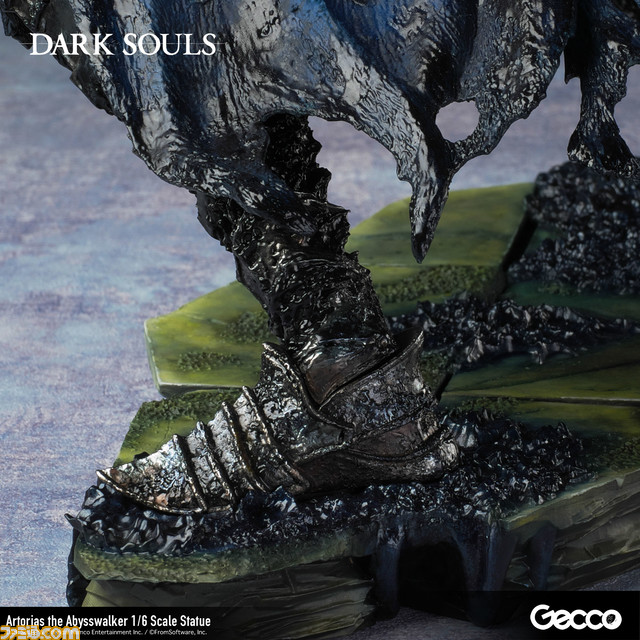 『ダークソウル』の深淵歩きアルトリウスが1/6スケールで立体化。本日(12/14)より予約受付を開始。だらんと垂れ下がった左腕と上半身を屈めたポーズは、登場ムービーを彷彿とさせる