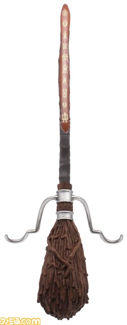 『ハリー・ポッター』ハリーやマルフォイが使用する魔法の箒がガチャで登場。持ち手部分の文字や特徴的な箒の形状は設定資料をもとに再現