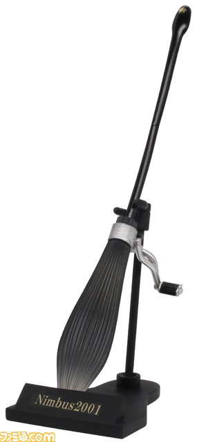 『ハリー・ポッター』ハリーやマルフォイが使用する魔法の箒がガチャで登場。持ち手部分の文字や特徴的な箒の形状は設定資料をもとに再現