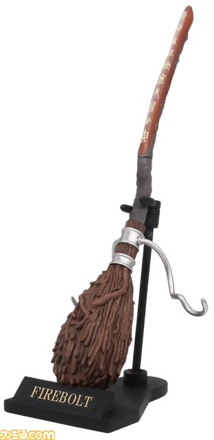 『ハリー・ポッター』ハリーやマルフォイが使用する魔法の箒がガチャで登場。持ち手部分の文字や特徴的な箒の形状は設定資料をもとに再現