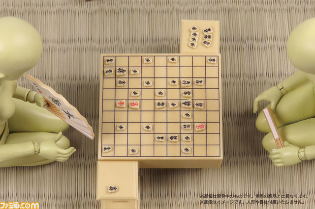 12分の1サイズ“将棋盤フィギュア”が登場。駒の裏面まで精巧に作られており、視力が良ければ実際に対局も可能。扇子やタイマーなど欠かせないアイテムも付属
