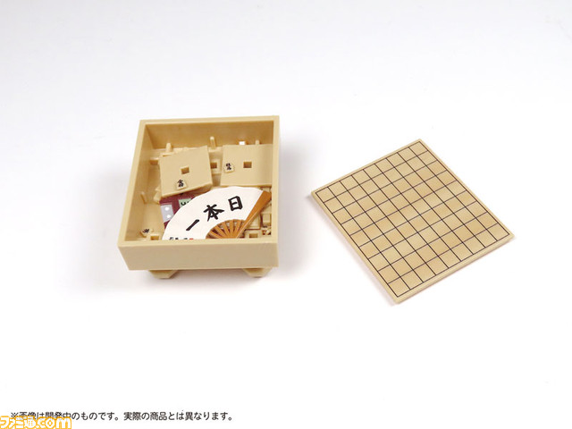 12分の1サイズ“将棋盤フィギュア”が登場。駒の裏面まで精巧に作られており、視力が良ければ実際に対局も可能。扇子やタイマーなど欠かせないアイテムも付属