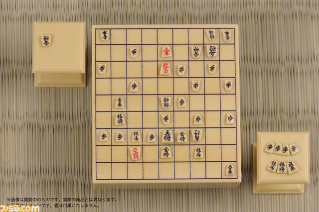 12分の1サイズ“将棋盤フィギュア”が登場。駒の裏面まで精巧に作られており、視力が良ければ実際に対局も可能。扇子やタイマーなど欠かせないアイテムも付属