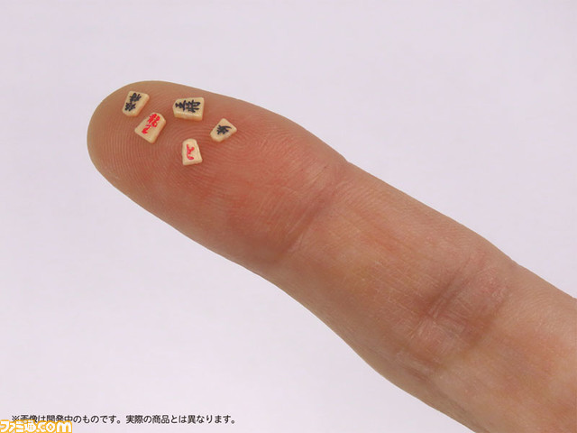 12分の1サイズ“将棋盤フィギュア”が登場。駒の裏面まで精巧に作られており、視力が良ければ実際に対局も可能。扇子やタイマーなど欠かせないアイテムも付属
