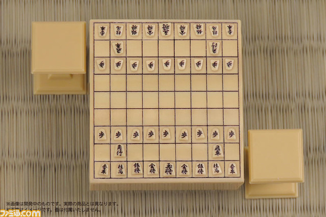 12分の1サイズ“将棋盤フィギュア”が登場。駒の裏面まで精巧に作られており、視力が良ければ実際に対局も可能。扇子やタイマーなど欠かせないアイテムも付属