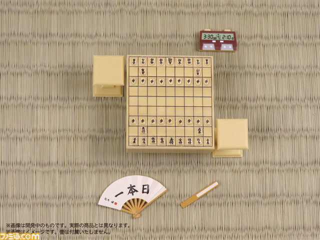 12分の1サイズ“将棋盤フィギュア”が登場。駒の裏面まで精巧に作られており、視力が良ければ実際に対局も可能。扇子やタイマーなど欠かせないアイテムも付属