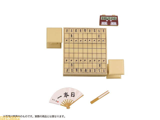 12分の1サイズ“将棋盤フィギュア”が登場。駒の裏面まで精巧に作られており、視力が良ければ実際に対局も可能。扇子やタイマーなど欠かせないアイテムも付属