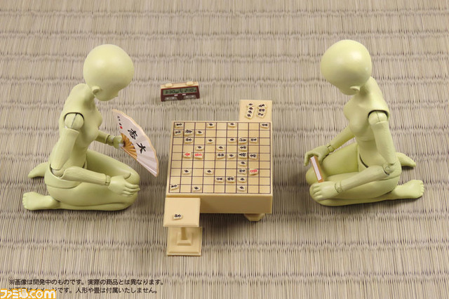 12分の1サイズ“将棋盤フィギュア”が登場。駒の裏面まで精巧に作られており、視力が良ければ実際に対局も可能。扇子やタイマーなど欠かせないアイテムも付属