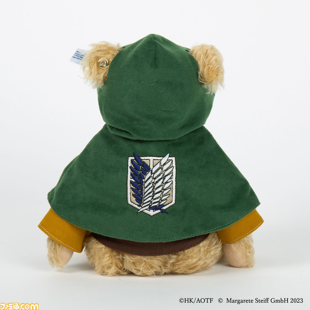【進撃の巨人×シュタイフ】エレン・イェーガーのテディベアが本日(12/25)より受注開始。調査兵団のマントや衣装、10周年記念ロゴのピンが着用可能