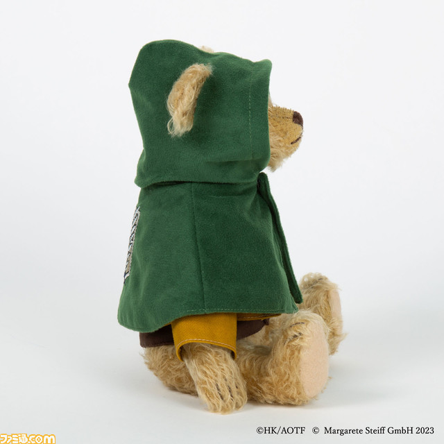 【進撃の巨人×シュタイフ】エレン・イェーガーのテディベアが本日(12/25)より受注開始。調査兵団のマントや衣装、10周年記念ロゴのピンが着用可能