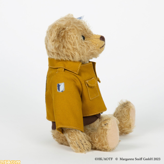 【進撃の巨人×シュタイフ】エレン・イェーガーのテディベアが本日(12/25)より受注開始。調査兵団のマントや衣装、10周年記念ロゴのピンが着用可能
