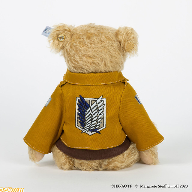 【進撃の巨人×シュタイフ】エレン・イェーガーのテディベアが本日(12/25)より受注開始。調査兵団のマントや衣装、10周年記念ロゴのピンが着用可能
