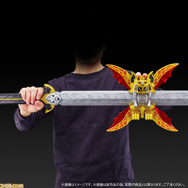 『仮面ライダーキバ』CSGザンバットソードが本日(12/27)より予約受付開始。約93cmのビッグサイズに加え、ザンバットバットのスライドギミックも搭載