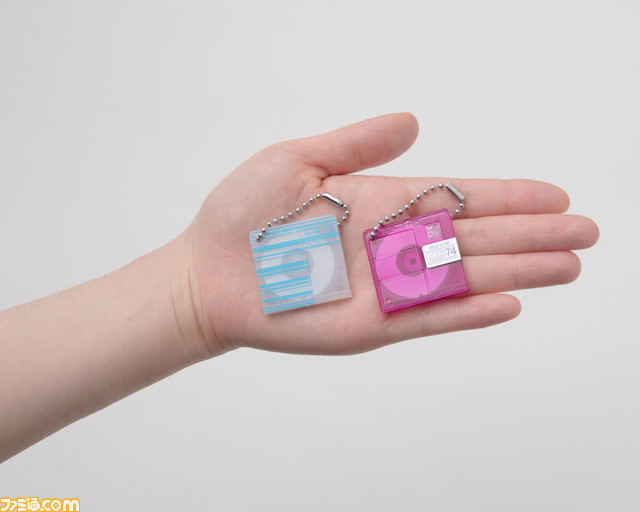 1990年代に流行した“MD”がガシャポンに登場。懐かしきオーディオ用の録音＆再生媒体が精巧なミニチュアチャームに