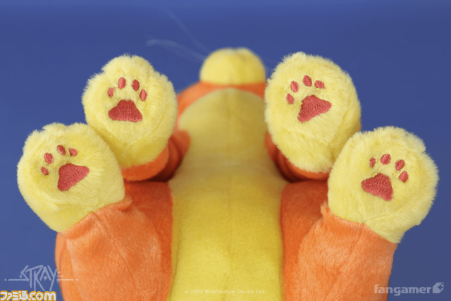 『Stray』猫のぬいぐるみが発売、B-12を収納できる取り外し可能なハーネス付き。『メグとばけもの』『ヴァンサバ』など4作品の最新グッズが本日（1/29）より販売