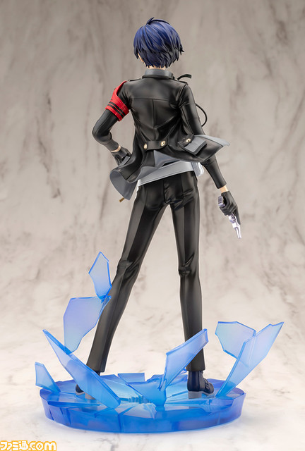 『ペルソナ3 リロード』主人公がフィギュア化。凛々しい表情で召喚器を構えた姿、腕章や新戦闘服を再現。エビテン特典としてB2タペストリーが付属