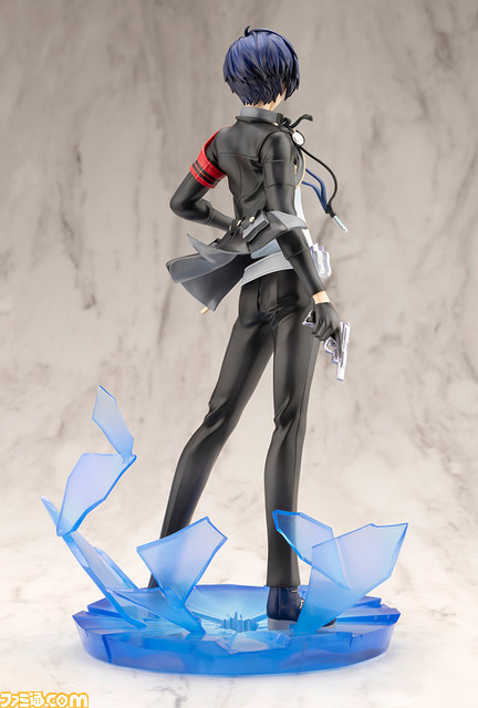 『ペルソナ3 リロード』主人公がフィギュア化。凛々しい表情で召喚器を構えた姿、腕章や新戦闘服を再現。エビテン特典としてB2タペストリーが付属