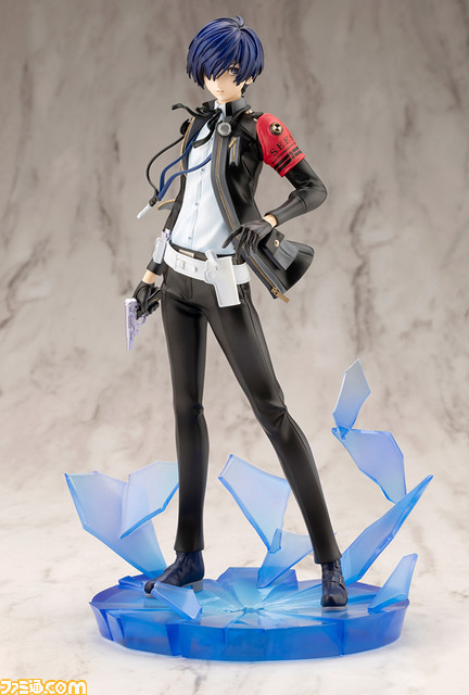 『ペルソナ3 リロード』主人公がフィギュア化。凛々しい表情で召喚器を構えた姿、腕章や新戦闘服を再現。エビテン特典としてB2タペストリーが付属