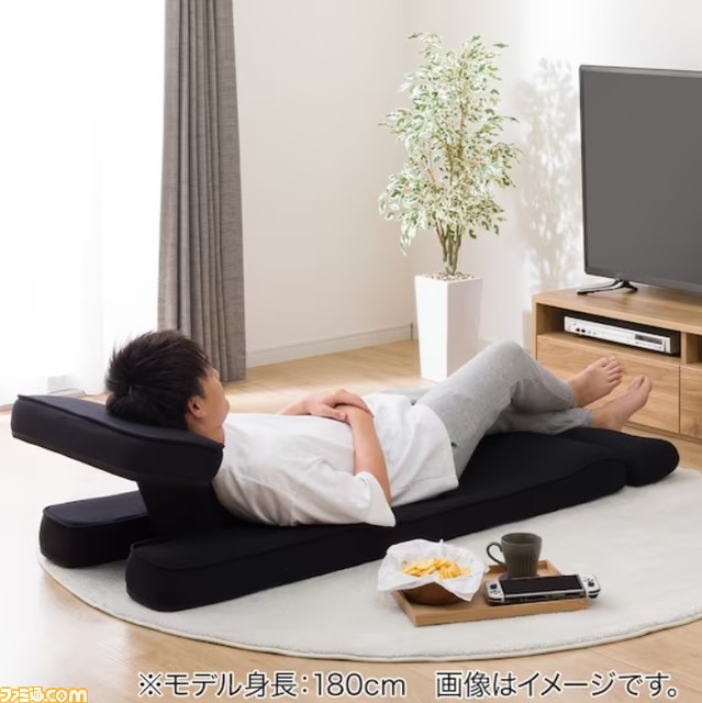 ニトリ“ゲーミング座椅子2”ベロア素材モデルを販売中。テーブル付きでゲームやPC作業もはかどる