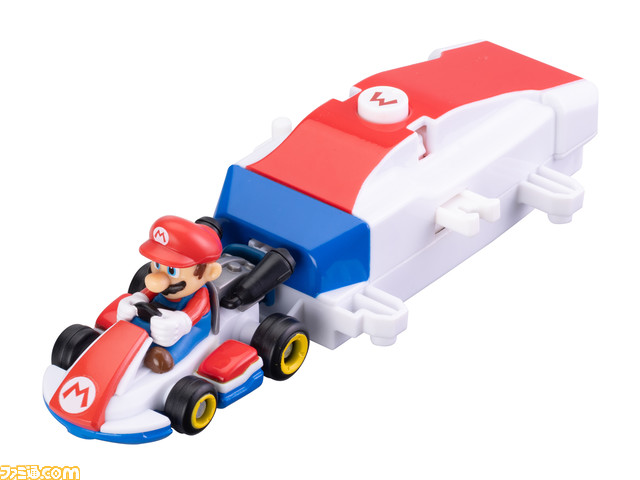 『マリオカート』のトミカが2024年3月に発売。マリオ、ルイージ、ヨッシーのカートが登場。専用シューターで発射し、ドリフト走行が可能