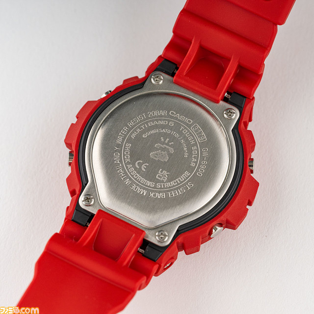 『MOTHER』とG-SHOCKのコラボレーションモデル第2弾の抽選販売がスタート。鮮やかなレッドカラーにバックライトをつけると“SMAAAASH!!”マークが浮かび上がる限定仕様