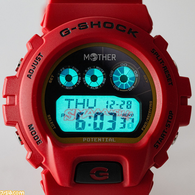『MOTHER』とG-SHOCKのコラボレーションモデル第2弾の抽選販売がスタート。鮮やかなレッドカラーにバックライトをつけると“SMAAAASH!!”マークが浮かび上がる限定仕様