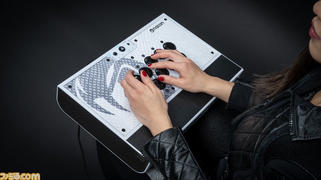 PS公式ライセンス取得のアケコンが予約開始。プロゲーマーKAYANE監修のゲーム競技者用に設計されたデザイン。ボタン割り当てを変更できるアプリが付属