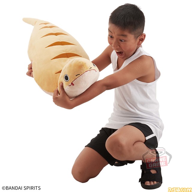 未確認生物“ツチノコ”が全国のアミューズメント施設に出現。全長約1mのビッグサイズに少年もびっくり! 特大ぬいぐるみが3月7日より順次投入