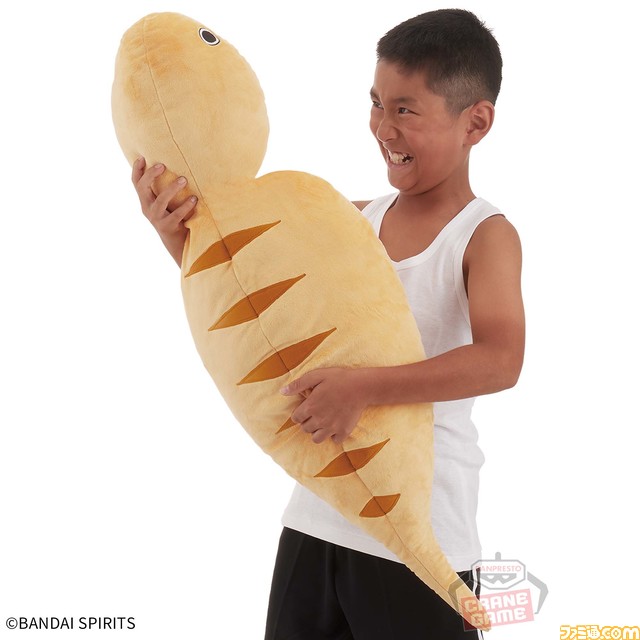 未確認生物“ツチノコ”が全国のアミューズメント施設に出現。全長約1mのビッグサイズに少年もびっくり! 特大ぬいぐるみが3月7日より順次投入