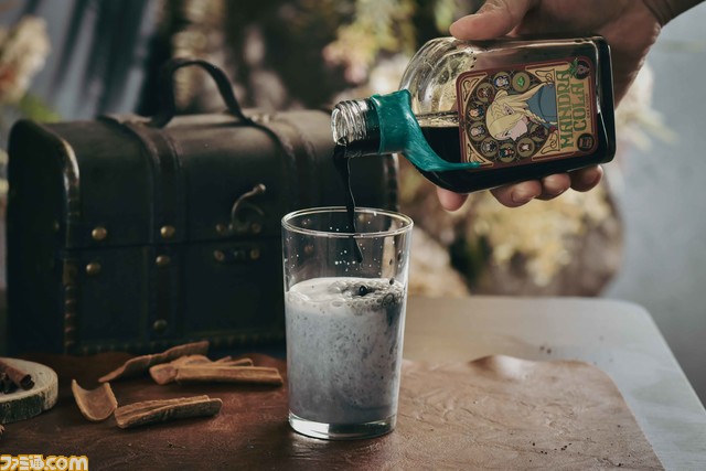 『ダンジョン飯』オリジナルクラフトコーラが5月中旬に発売。レモン1000個分の魔力を内包すると言われるマンドレイクの煮汁をイメージ