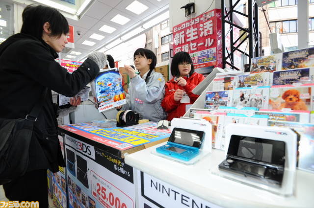 当日販売を実施した池袋のヤマダ電機labi1は大行列に ニンテンドー3ds発売日リポート 関連スクリーンショット 写真画像 当日販売を実施した池袋のヤマダ電機labi1は大行列に ニンテンドー3ds発売日リポート 関連スクリーンショット 写真画像