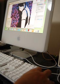通常、イラストはタブレットを使うと早いと言われるが、たかなし しんさんはマウスで、この精緻なイラストを描く。実際に作業をしているところを拝見しましたが、非常にスピーディ！
