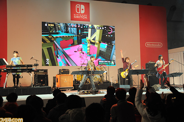 『スプラトゥーン』“Squid Squad”の楽曲や『2』の新曲がライブで! 「マリオカート8メドレー」も堪能できた、任天堂スペシャルロックバンドライブリポート【Nintendo Switch 体験会 2017】_03