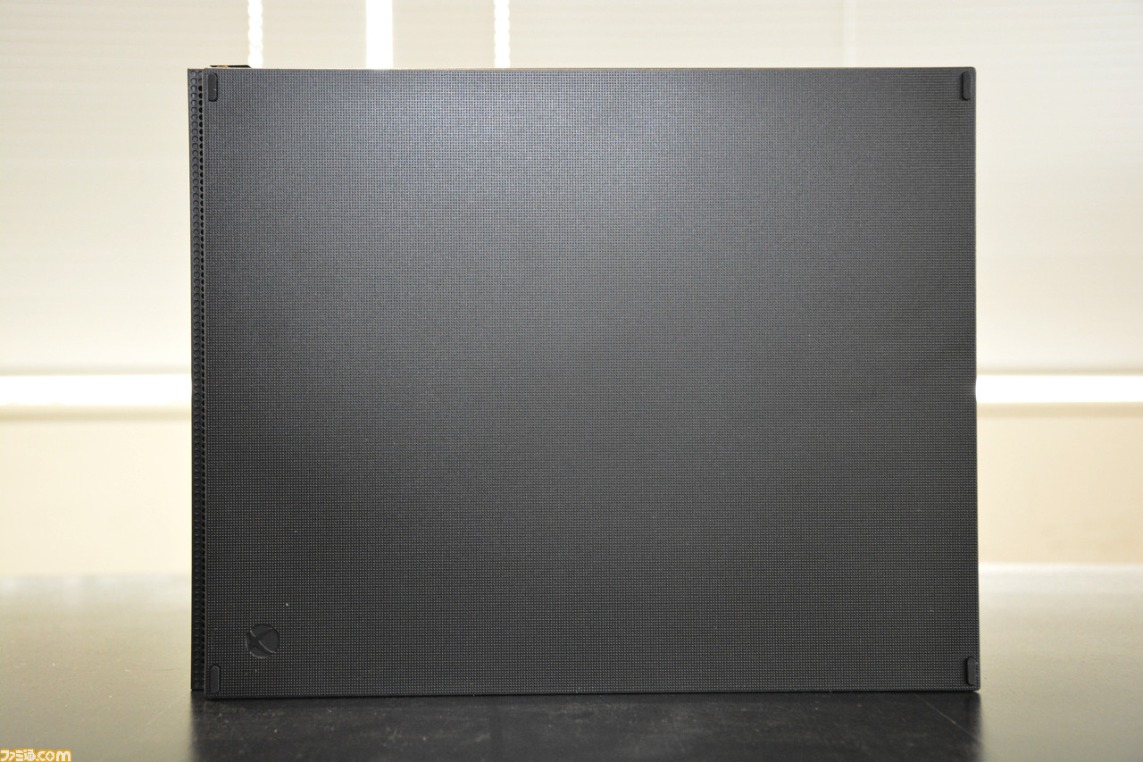 Xbox One Xの製品版が編集部に到着! さっそく本体構成をチェックしてみた!!_17