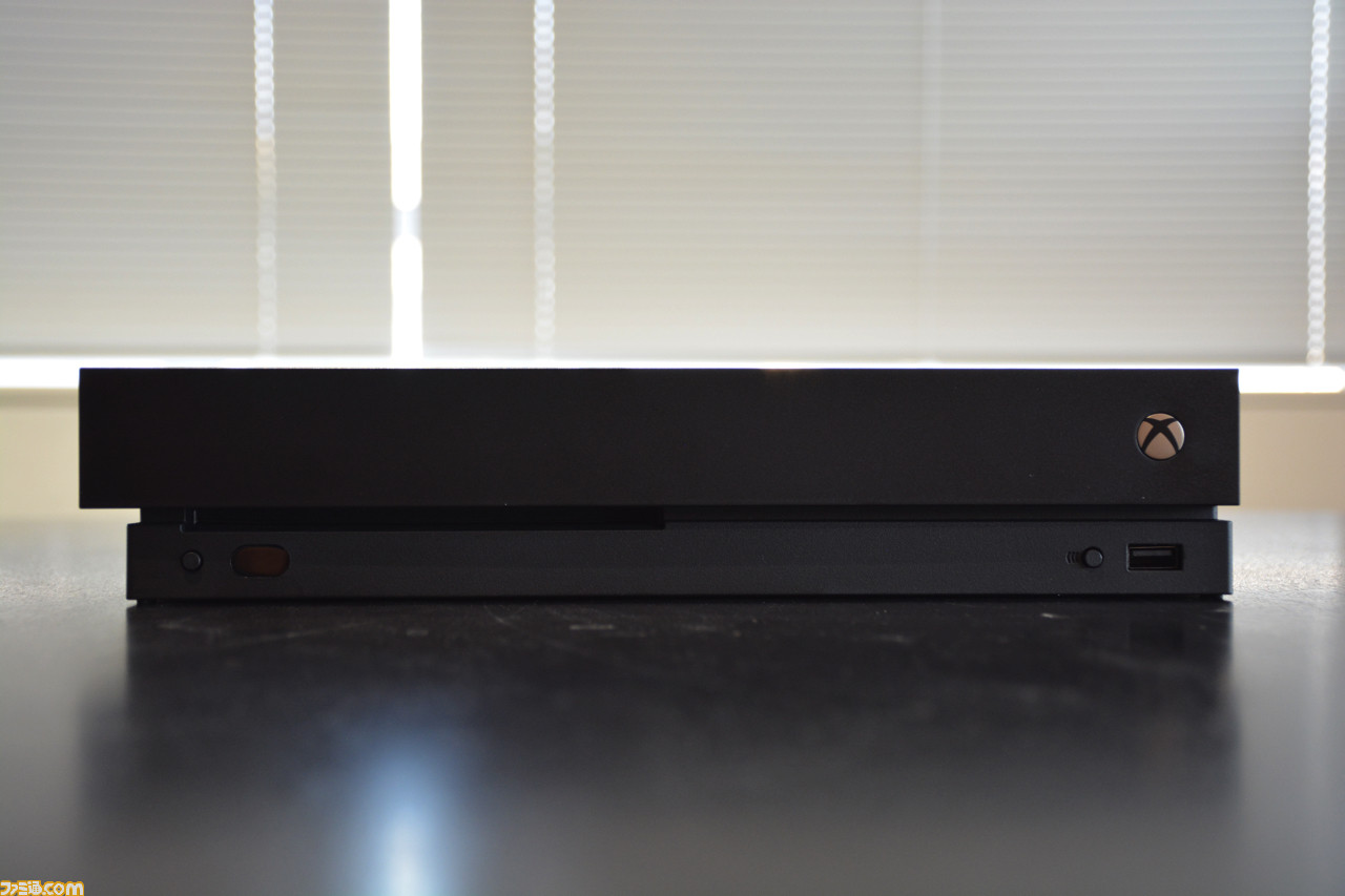 Xbox One Xの製品版が編集部に到着! さっそく本体構成をチェックしてみた!!_12