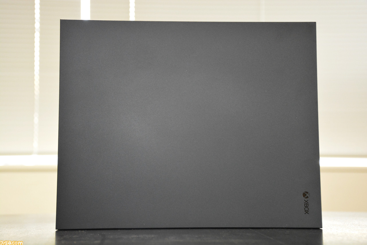 Xbox One Xの製品版が編集部に到着! さっそく本体構成をチェックしてみた!!_16