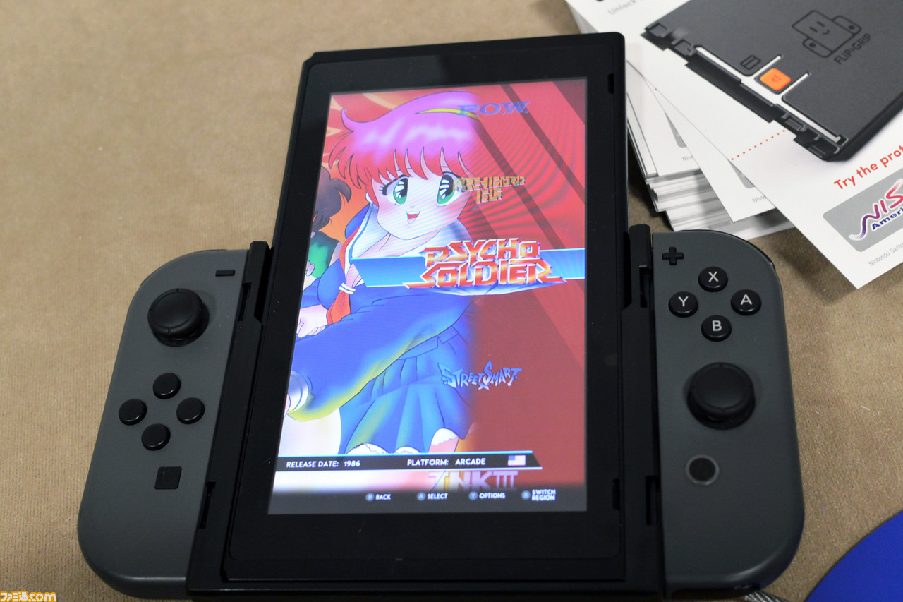 海外で発売予定のSNK初期作コレクションは縦画面にも対応! 実はこのSwitch用縦持ちアタッチメントには日本展開の計画も【PAX WEST】_01