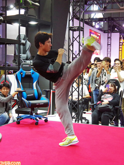 きみはケイン・コスギの竜巻旋風脚を見たことがあるか。esportsで勝つための筋トレ&トークショーをリポート【TGS2018】_06