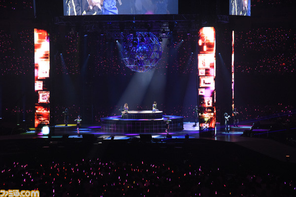 『アイマス シンデレラガールズ』“Funky Dancing!”(名古屋公演)1日目リポート――DJ KOOがサプライズ出演! 初お披露目楽曲も多数でナゴヤドームが熱狂のダンスフロアーに_05