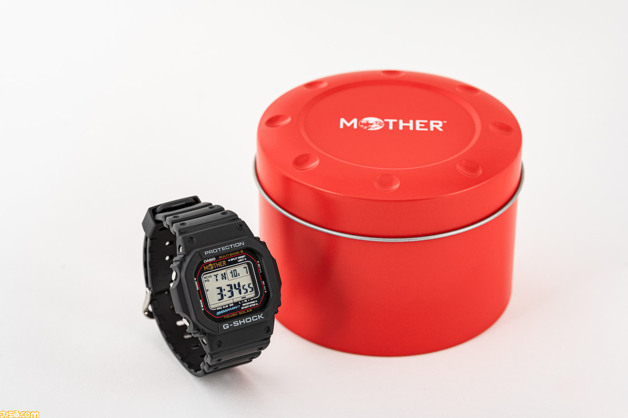 『MOTHER』モデルの“G-SHOCK”が1月20日午前11時よりウェブショップにて抽選販売。文字盤にはロゴと“SMAAAASH!!”のドット文字をプリント